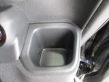 運転席右側のドリンクホルダーです。