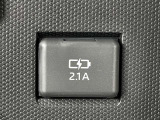 充電用USB端子付き。スマートフォンなどの充電に便利です。