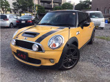 MINIクーパーSの左斜前からの外観です。個性的なデザインと車両状態をご確認ください。写真10/51。