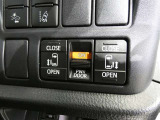 電動スライドドアのスイッチで車内からもスライドドアの開閉ができます。イージークローザー機能で半ドアになることも防止してくれます。