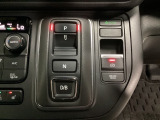 シフトはセレクトレバーのなくなったエレクトリックギアセレクターになっています。「e:HEV」搭載車ですので、日常シーンのほとんどをモーターで走行し、状況に応じあらゆる領域で優れた燃費走行を実現します。