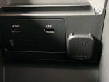 スマホと連動するコネクティビティシステム。Bluetoothの接続により、ハンズフリー電話やショートメッセージの読み上げも可能です。(CD/DVD/TV/USB/AUX)