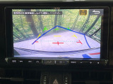 【バックカメラ】駐車時に後方がリアルタイム映像で確認できます。大型商業施設や立体駐車場での駐車時や、夜間のバック時に大活躍!運転スキルに関わらず、今や必須となった装備のひとつです!