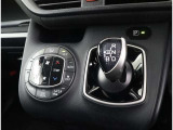 運転席側、助手席側それぞれで温度設定可能な「左右独立温度コントロール機能」付き【オートエアコン】です♪
