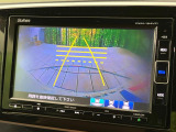 【バックカメラ】駐車時に後方がリアルタイム映像で確認できます。大型商業施設や立体駐車場での駐車時や、夜間のバック時に大活躍!運転スキルに関わらず、今や必須となった装備のひとつです!