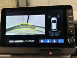 リバースギアに入れるだけで後方の表示へ切り替わります。夜間や雨の日の駐車も楽になりますよ。