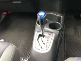 操作しやすいATシフトです。 シフトチェンジを気にしなくていいので運転だけに集中できますね。 自然と手に届くところにある、手になじむ形状のシフトノブがいいですね。
