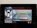パノラミックビューモニター付きです。車両を上から見たような映像をモニター画面に表示。運転席からの目視では見にくい、車両周辺の状況をリアルタイムでしっかり確認できます。