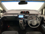 シンプルながら機能性あふれる運転席廻りです。視界性もよく、運転しやすいですよ。