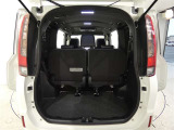 三列目シートは、折りたためますので大きなスペースが出来ちゃいます。キャンプ用品など大きな荷物もばっちり収納可能です♪