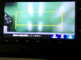 バックカメラの画像です。ガイドラインがスムースな車庫入れをサポートいたします。車庫入れの安心感がアップしますね。