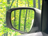 【ブラインドスポットモニター】走行中、ドアミラーの死角になりやすい箇所に後続車が接近するとサイドミラー付近に警告を表示、ドライバーに注意喚起をしてくれます。