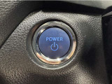 エンジンスタートボタンです。キーが車内にあれば、エンジンの始動・停止はブレーキを踏んでスイッチを押すだけ!キーを取り出す手間を省き、ワンプッシュでエンジンを操作するので簡単でスムーズです。