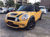 MINIクーパーSの左斜前からの外観です。個性的なデザインと車両状態をご確認ください。写真12/51。