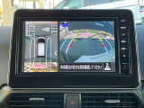 アラウンドビューモニターです。4つのカメラからの映像を合成・処理することで空から見下ろすような視点で周囲を確認でき、駐車時のクルマの位置確認がスムーズになります。
