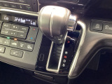インパネシフトを採用しているので、前席の足元も広々としています。運転席と助手席の行き来もスムーズです!