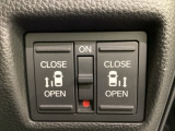 リアドアは乗り降りに便利な両側電動スライドドアです。また運転席に座っていながらスイッチ操作で自在にスライドドアを開け閉めできます。