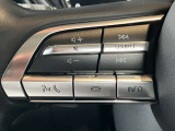 オーディオの音量やチャンネル操作ができるスイッチが、ハンドルに付いています。運転中でも、操作が行えて非常に安全・便利です!