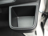 カップホルダーは運転席や助手席からちょうど手の届く位置です!!
