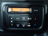 運転席からも手が届きやすく、操作しやすい空調コントロールパネル。オートエアコンなので操作の煩わしさが無くオールシーズン快適にドライブできます。快適空間で運転に集中できますね。