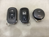 スマートキーを装備しています。鍵を差し込むことなくドアロックの開け閉めと、スタートボタン操作でのエンジンスタートができます。加えて、純正リモコンエンジンスターター用の操作キーもついています。