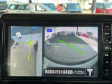 画像の左側は運転席から見ることのできないフロント左側を映している画像です、狭い道や幅寄せ時に便利です。