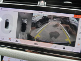 駐車時や狭い道での取り回しをサポートする全周囲センサー・カメラを装備。車両周辺の障害物を音と映像で確認できるため、駐車が苦手な方にも安心してお乗りいただけます。