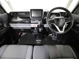 しっかりまとまった感のあるインパネ。各操作スイッチなども使いやすい位置に配置されていますよ。