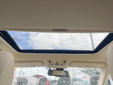 【サンルーフ】開放感たっぷりの希少装備、サンルーフが装着されています!車内に明かりを取り入れたり景色を楽しむ以外にも、車内の空気も簡単に換気できて快適です!