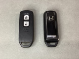 スマートキーを装備しています。鍵を差し込むことなくドアロックの開け閉めと、スタートボタン操作でのエンジンスタートができます。スペアキーも同じものを用意しております。