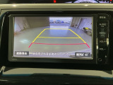 リバースギアに入れるだけで後方の表示へ切り替わります。夜間や雨の日の駐車も楽になりますよ。