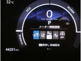 とっても見やすいメーターです。夜間時はラグジュアリーな気分にさせてくれる照明が魅力ですので、夜のドライブも楽しみになりますよ♪