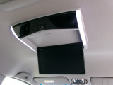 リア席モニター(フリップダウンモニター)装備。ナビゲーションと組み合わせることで、走行中でも後席では地上デジタルTV放送やDVDビデオなどの映像も楽しめます。