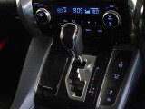 電動パーキングブレーキ・ブレーキホールドを装備してます。ホールド機能は信号待ちが多い一般道で疲労軽減になり、大好評です!