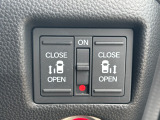 両側電動スライドドアです。リモコンや運転席スイッチ、ドアハンドルの操作で自動開閉。お子さまを抱きかかえている時や荷物の多い時などに便利です。