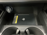 スマートフォンを置いたまま充電出来るワイヤレス充電器付きです!