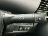 【オートライト】車のセンサーが周囲の明るさを感知し、自動でヘッドライトを点灯・消灯する機能です。この機能は夕暮れ時の交通事故が多い時間帯の安全性を高めてくれます。