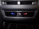タッチコントロール式3ゾーンフルオートエアコンパネル。運転席、助手席それぞれ独立して温度管理が可能です。花粉やダストを除去するフレッシュエアフィルターも装備され、クリーンな室内環境を保ちます。