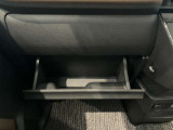 車検証入れになどにも使える便利な収納BOXあります。