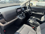 フロントベンチシートだから運転席足元もゆったり、広々快適です♪助手席へのウォークスルーも楽々可能!
