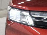 LEDヘッドライトには、対向車のヘッドランプなど前方の明るさを検知し、ハイビームとロービームを自動で切り替えるオートハイビームが装着されています。