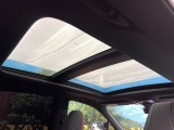 【大型サンルーフ】車内の解放感が一気に上がる大型のパノラマルーフ!季節を問わず開放的で快適なドライブをお楽しみいただけます。流通量も少なく希少価値の高い人気の装備です♪