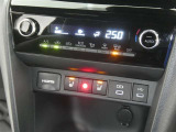 【オートエアコン】車内温度を感知して自動で温度調整をしてくれるのでいつでも快適な車内空間を創り上げます!どの席に座っても快適なドライブが楽しめます♪
