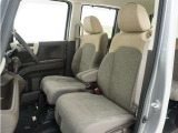 ◆運転席・助手席◆室内は、シートクリーニングや各部の徹底した清掃を実施し、消臭・除菌処理を行っています。しかも、全ての差上で天然成分の薬剤にこだわり安心・安全へも配慮しています。