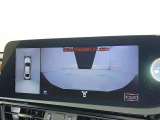 パノラミックビューモニターを装備。駐車場や交差点でクルマを真上から見るように周囲を確認できます。機能の詳細は販売店スタッフまでおたずねください。