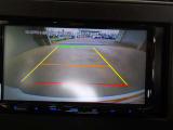 バックモニター付きで慣れない駐車場や車庫入れをサポートします。