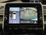 【アラウンドビューモニター】自車周辺をぐるりと俯瞰できるカメラで危険を察知。上空からの映像で自動車や障害物の位置が詳細に確認できるので、狭い駐車場でも安心して駐車できますね。