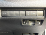 【パワーバックドア】スマートキーや運転席のボタンを押すだけでリアゲートが自動で開閉します!荷物を持っている時や、高い位置にあるバックドアを閉める際に便利な機能です♪