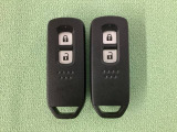 スマートキーを装備しています。鍵を差し込むことなくドアロックの開け閉めと、スタートボタン操作でのエンジンスタートができます。スペアキーも同じものを用意しております。