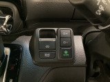 セレクトレバーの右に電子制御パーキングブレーキがあります。スイッチひとつで、停車した地点の傾斜などをシステムが検知・判断してブレーキ力を自動的に最適制御し、しっかり停車できるパーキングシステムです。